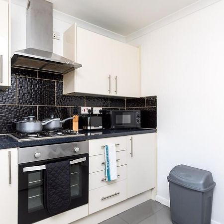 19A The Broadwalk - Cozy 1Br In The Heart Of Crawley Near Gatwick Airport Great For Contractors And Flight Crew Students Villa Bagian luar foto