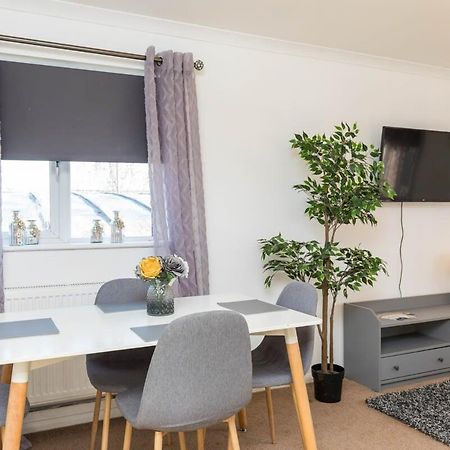 19A The Broadwalk - Cozy 1Br In The Heart Of Crawley Near Gatwick Airport Great For Contractors And Flight Crew Students Villa Bagian luar foto