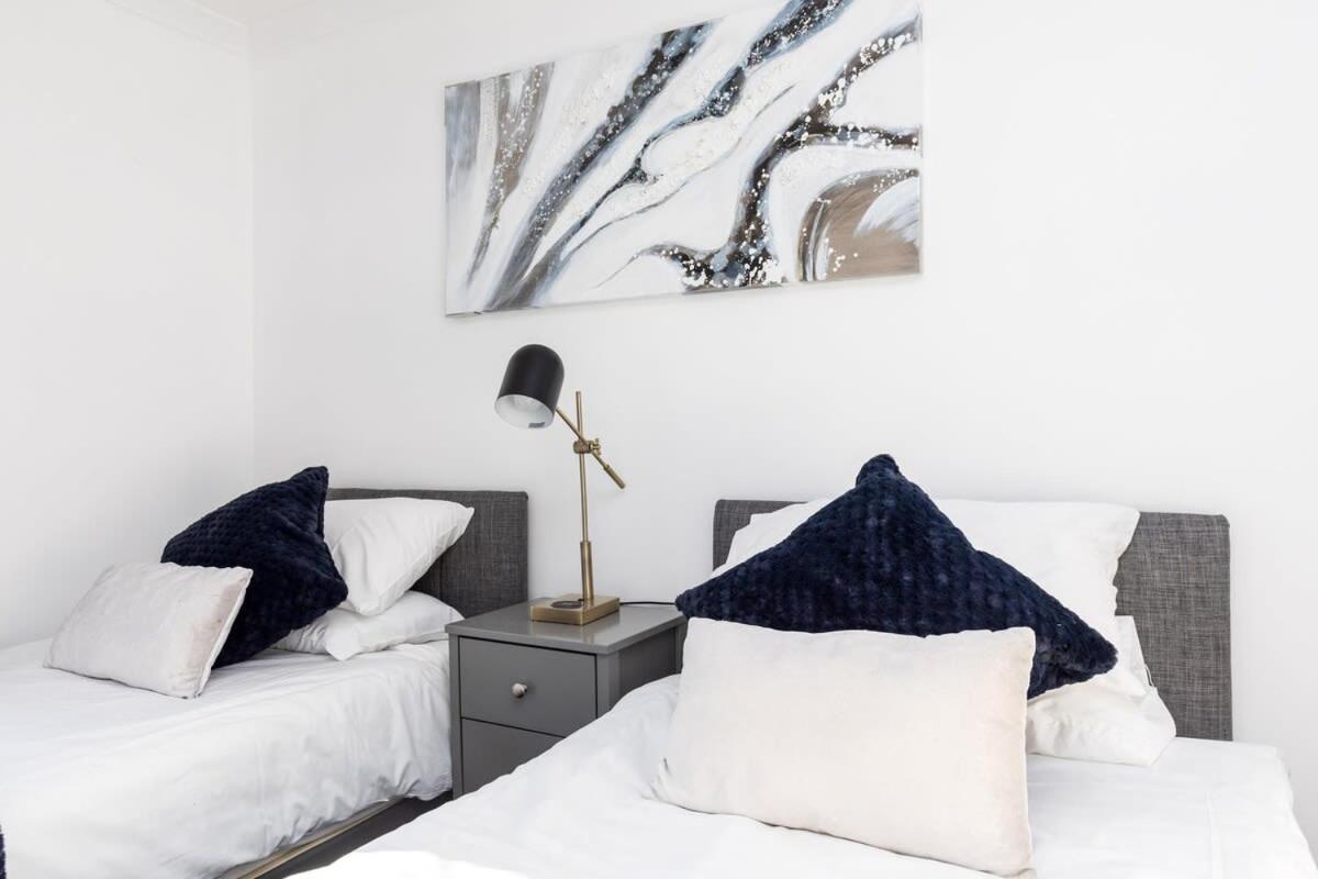 19A The Broadwalk - Cozy 1Br In The Heart Of Crawley Near Gatwick Airport Great For Contractors And Flight Crew Students Villa Bagian luar foto