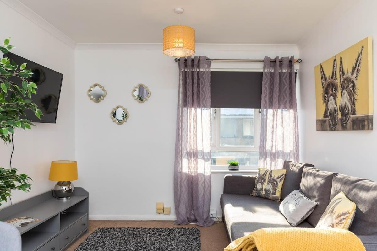 19A The Broadwalk - Cozy 1Br In The Heart Of Crawley Near Gatwick Airport Great For Contractors And Flight Crew Students Villa Bagian luar foto