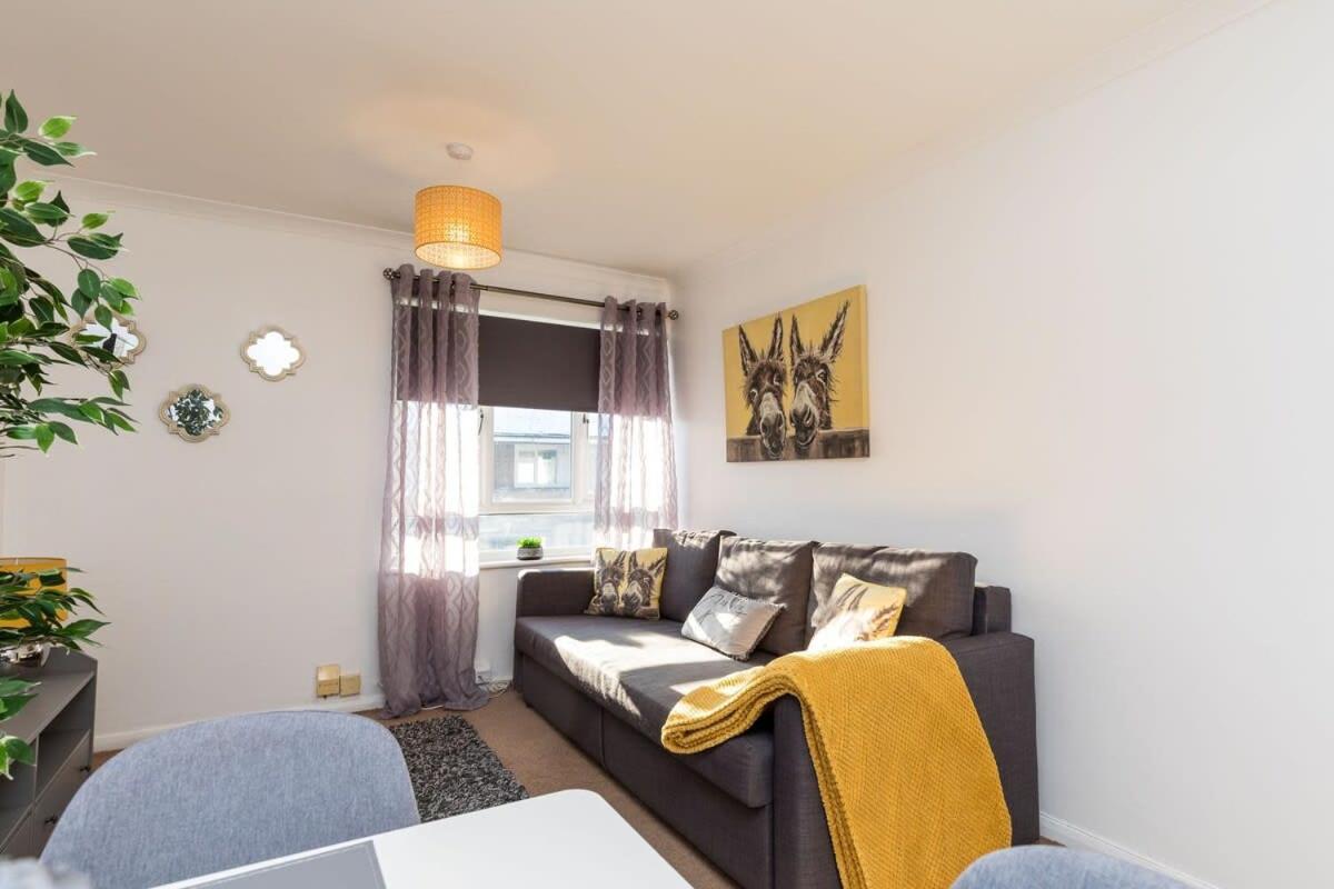 19A The Broadwalk - Cozy 1Br In The Heart Of Crawley Near Gatwick Airport Great For Contractors And Flight Crew Students Villa Bagian luar foto