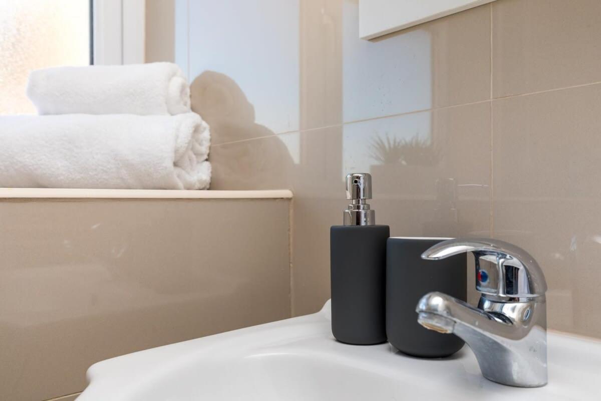 19A The Broadwalk - Cozy 1Br In The Heart Of Crawley Near Gatwick Airport Great For Contractors And Flight Crew Students Villa Bagian luar foto