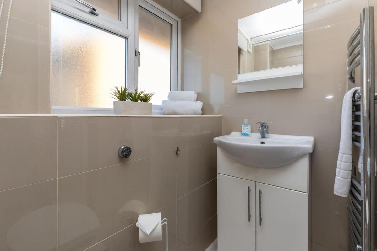 19A The Broadwalk - Cozy 1Br In The Heart Of Crawley Near Gatwick Airport Great For Contractors And Flight Crew Students Villa Bagian luar foto
