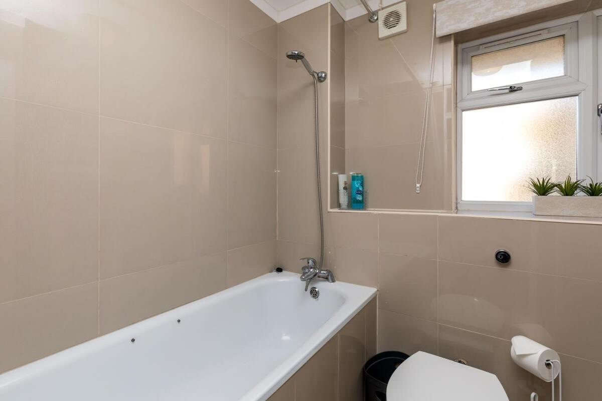 19A The Broadwalk - Cozy 1Br In The Heart Of Crawley Near Gatwick Airport Great For Contractors And Flight Crew Students Villa Bagian luar foto