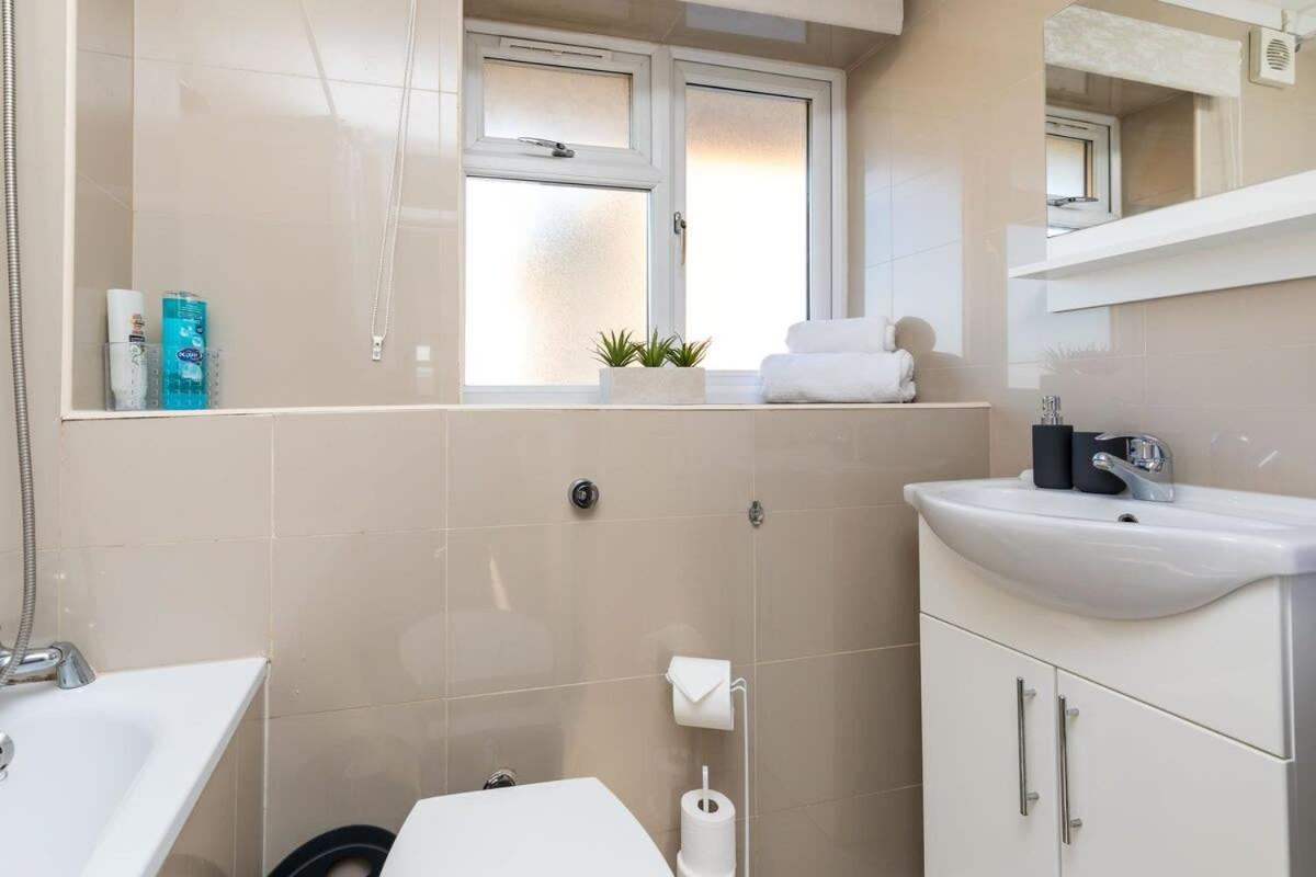 19A The Broadwalk - Cozy 1Br In The Heart Of Crawley Near Gatwick Airport Great For Contractors And Flight Crew Students Villa Bagian luar foto