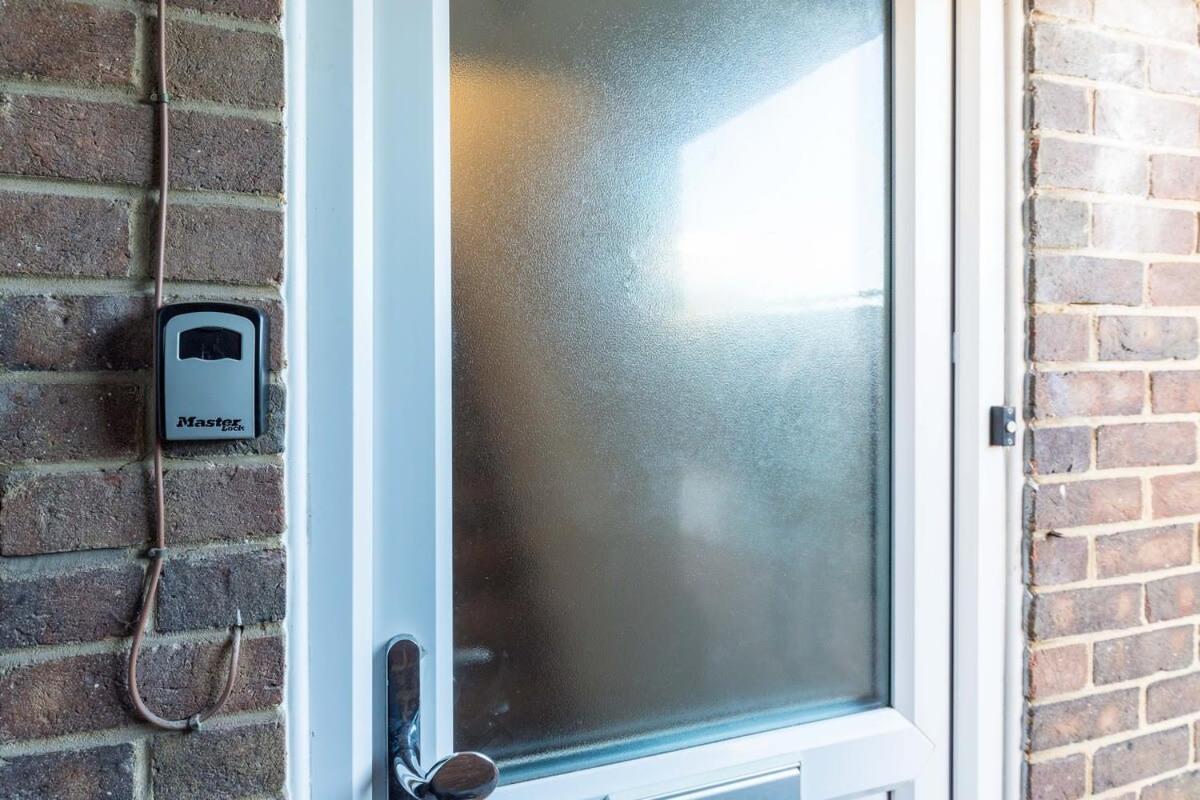 19A The Broadwalk - Cozy 1Br In The Heart Of Crawley Near Gatwick Airport Great For Contractors And Flight Crew Students Villa Bagian luar foto
