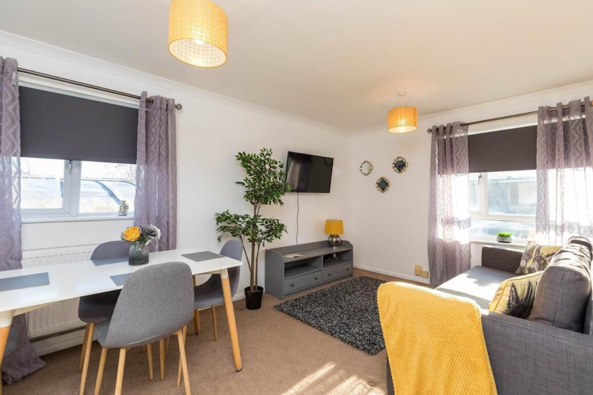 19A The Broadwalk - Cozy 1Br In The Heart Of Crawley Near Gatwick Airport Great For Contractors And Flight Crew Students Villa Bagian luar foto
