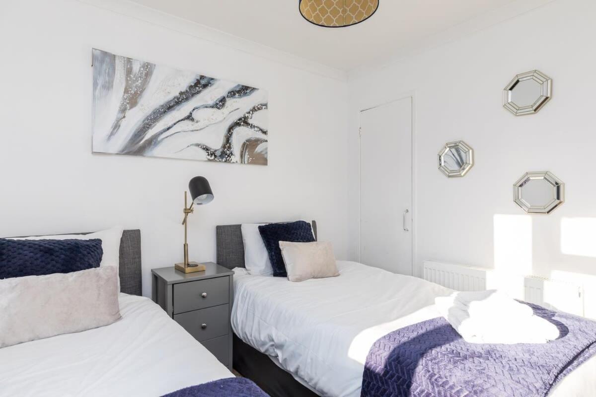 19A The Broadwalk - Cozy 1Br In The Heart Of Crawley Near Gatwick Airport Great For Contractors And Flight Crew Students Villa Bagian luar foto
