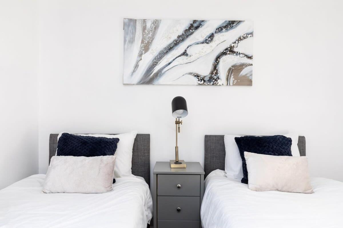 19A The Broadwalk - Cozy 1Br In The Heart Of Crawley Near Gatwick Airport Great For Contractors And Flight Crew Students Villa Bagian luar foto