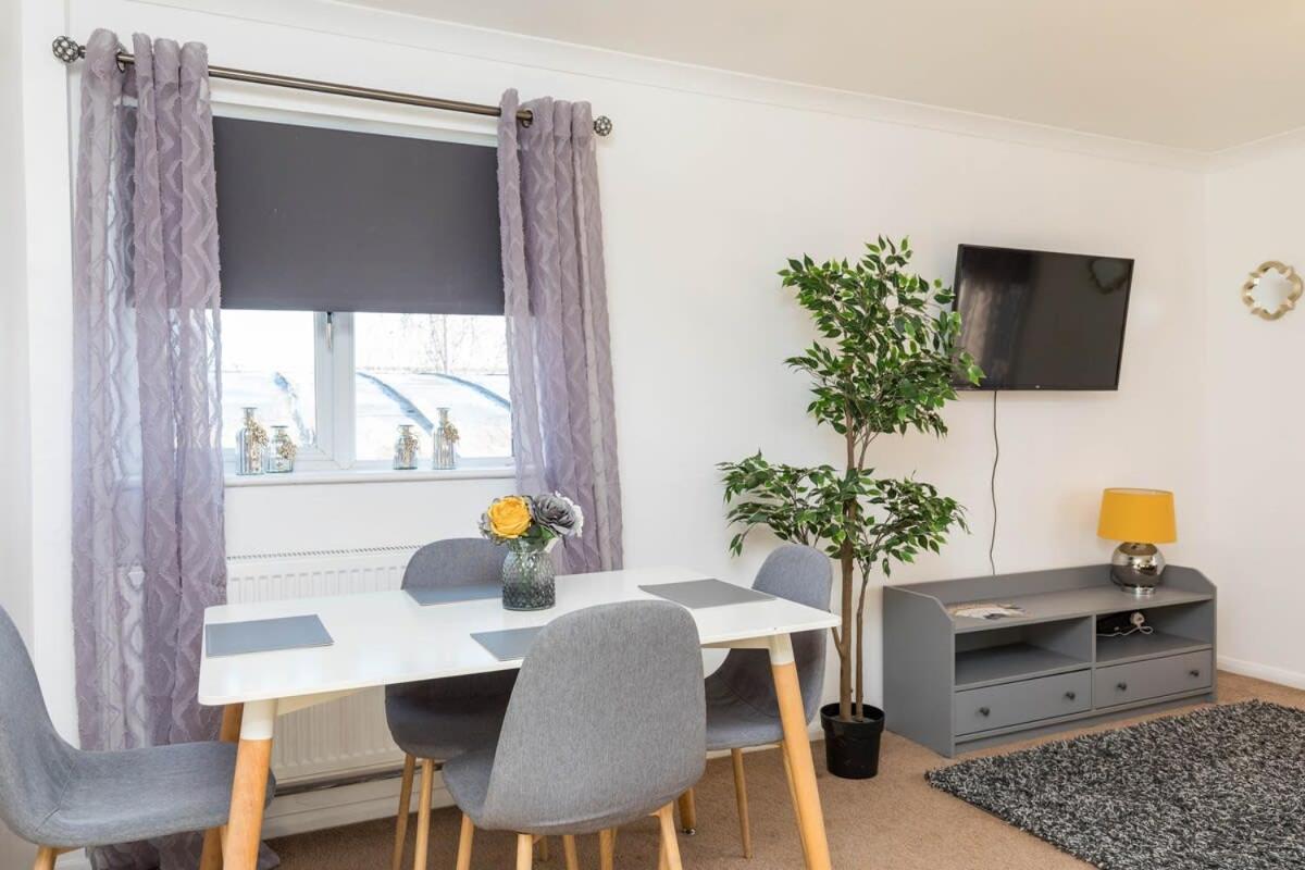 19A The Broadwalk - Cozy 1Br In The Heart Of Crawley Near Gatwick Airport Great For Contractors And Flight Crew Students Villa Bagian luar foto