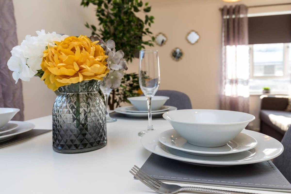 19A The Broadwalk - Cozy 1Br In The Heart Of Crawley Near Gatwick Airport Great For Contractors And Flight Crew Students Villa Bagian luar foto