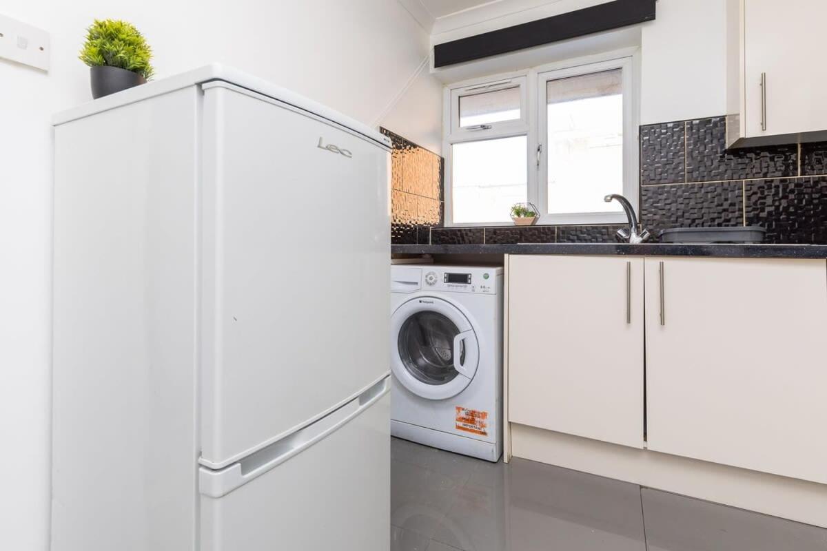 19A The Broadwalk - Cozy 1Br In The Heart Of Crawley Near Gatwick Airport Great For Contractors And Flight Crew Students Villa Bagian luar foto