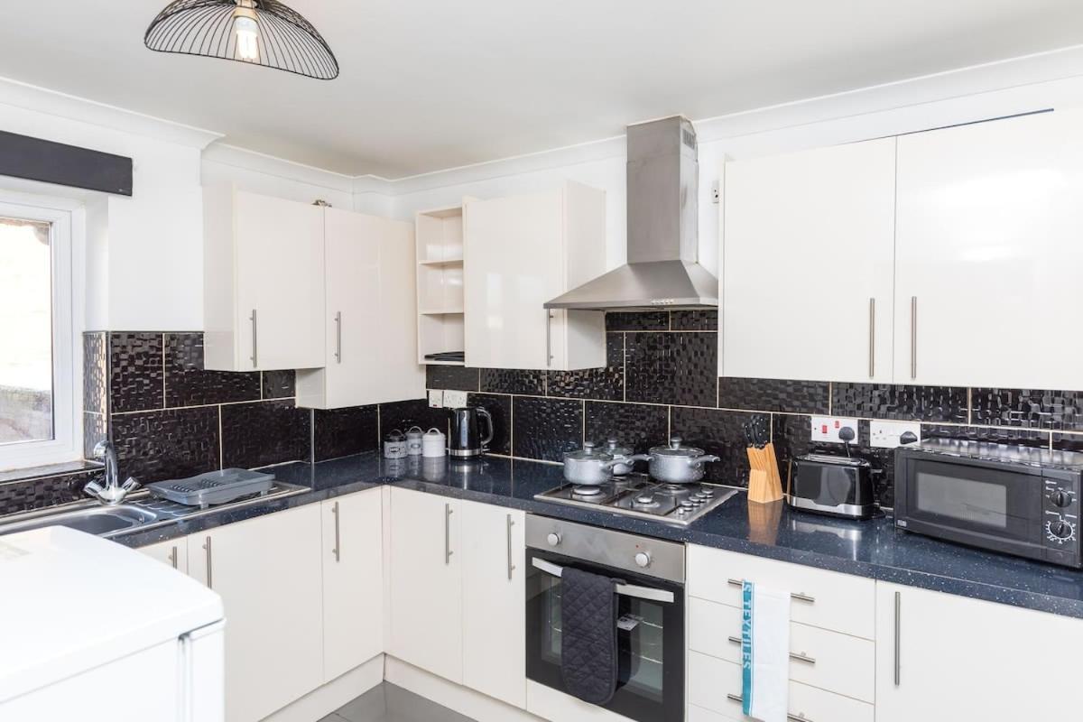 19A The Broadwalk - Cozy 1Br In The Heart Of Crawley Near Gatwick Airport Great For Contractors And Flight Crew Students Villa Bagian luar foto