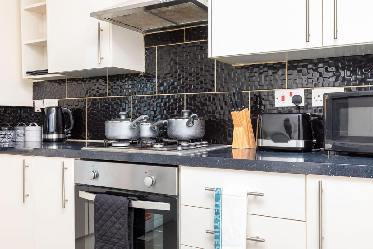 19A The Broadwalk - Cozy 1Br In The Heart Of Crawley Near Gatwick Airport Great For Contractors And Flight Crew Students Villa Bagian luar foto