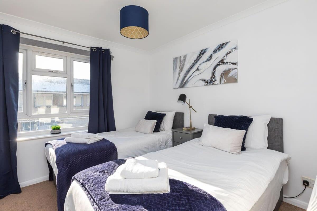 19A The Broadwalk - Cozy 1Br In The Heart Of Crawley Near Gatwick Airport Great For Contractors And Flight Crew Students Villa Bagian luar foto
